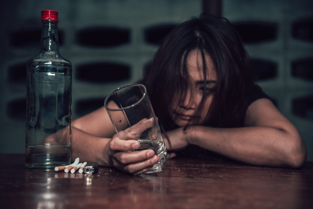 asian woman drink vodka alone home night timethailand peoplestress woman drunk concept Лечение алкоголизма: Как убедить близкого начать лечение О.Ц.П.З. Актобе